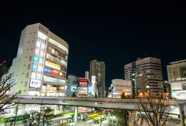 【同居女性を殴って逮捕された「川口ク◯ド人男」の“意外な正体”］「テレビに出演したこともある有名人」「フェラーリを乗り回していた」