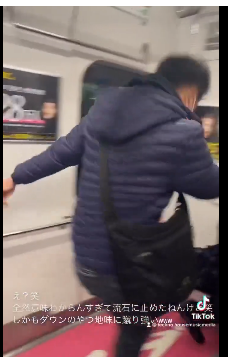 【定期】電車内でハゲ男とフサフサ男が蹴り合い（動画あり）
