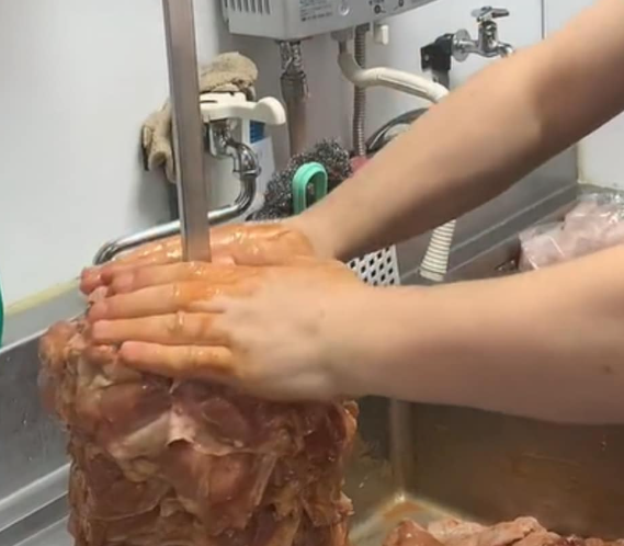 ケバブ屋の衛生状態がヤバいと話題に　排水溝に肉を置き肉を素手で扱う　しかも一店だけじゃない