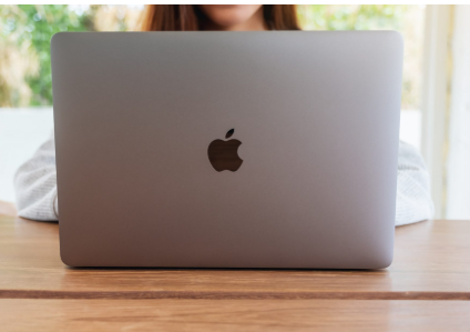 日本人の大学生、ほぼ Mac Book を購入、「プログラミングを学ぶのに必要だから」と回答