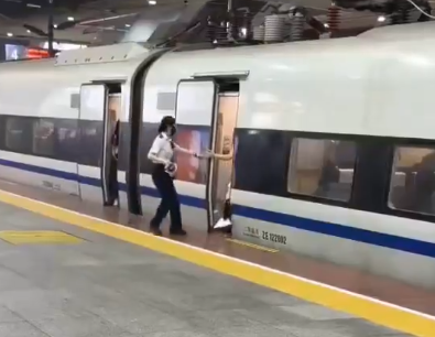 【中国人犯罪】高速鉄道の自動ドアが閉まるのを邪魔して発車させないようにして、乗り遅れた仲間を乗車させようとする中国人