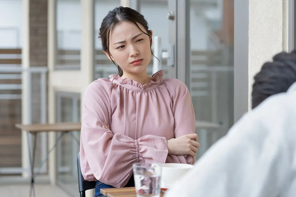 女の子が怒っていたら取り敢えずごめんねって言う。女は謝らない生き物