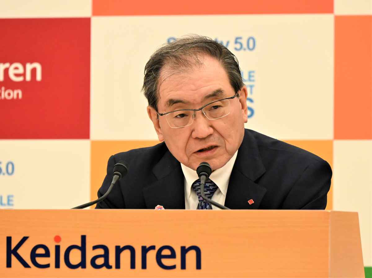 経団連十倉雅和会長、夫婦別姓「便利か不便かではなくアイデンティティーの問題だ」