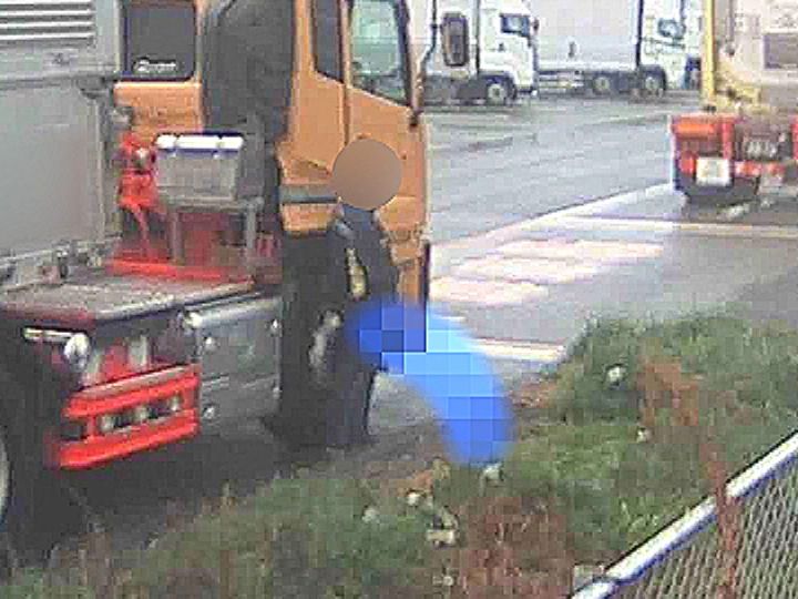 タバコ吸いながら立ちション、尿ペット不法投棄等も…高速道路のSAで後絶たぬ『トラック運転手の迷惑行為』
