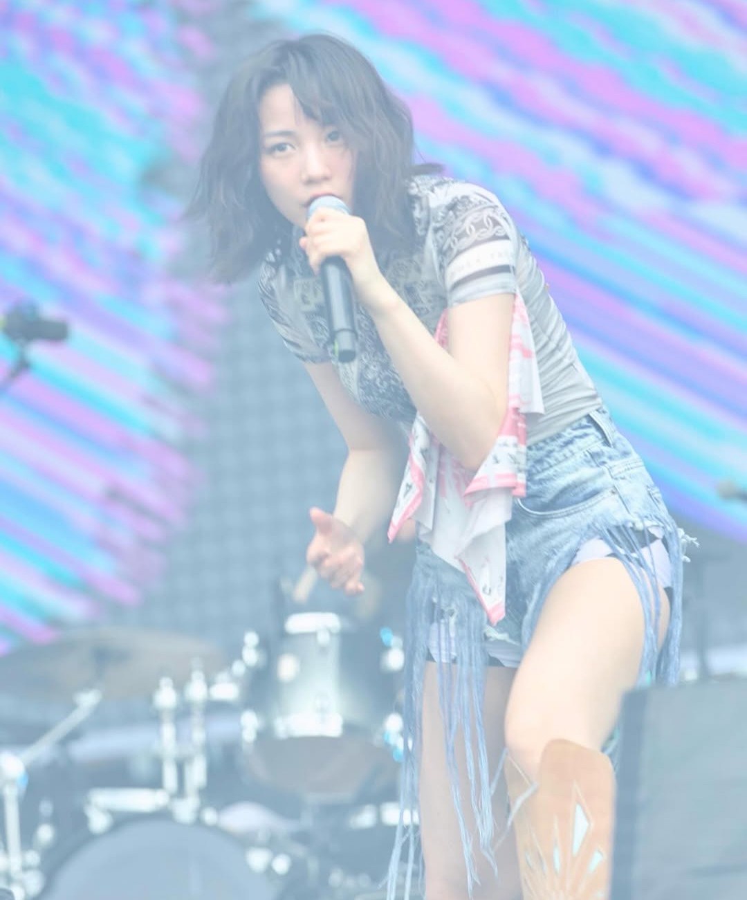 【芸能】のん、ピチピチのホットパンツ姿の美脚に反響　「凄く攻めた姿」「別人のよう」　海外フェスで印象がらり