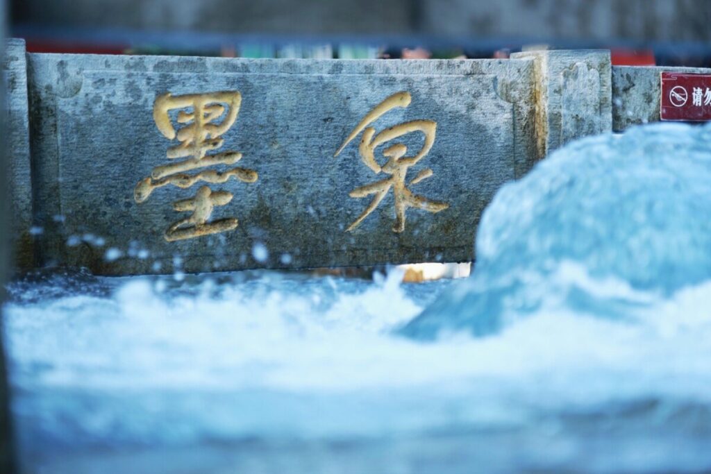 中国さん「外国人観光客が山東省の名所の泉に足入れている。下品な行為はしないでほしい」