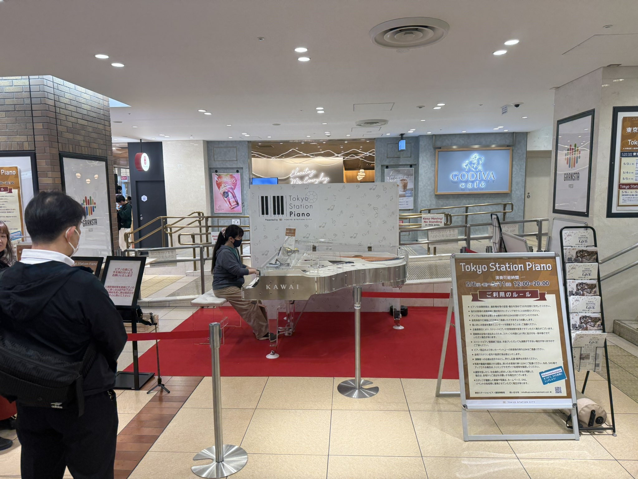 東京駅に設置されたクリスタルピアノ、弾きたい日本人が多すぎて２時間待ちwww