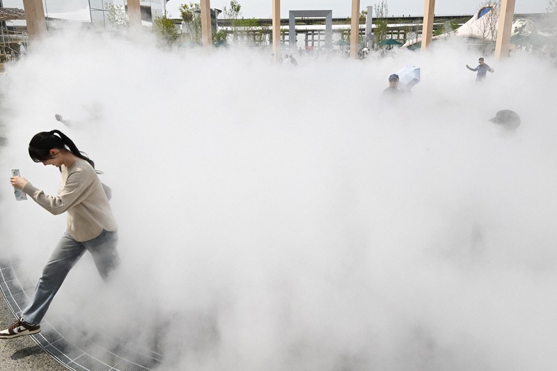 大阪万博、暑さ対策の濃霧ミストが濃密過ぎて視界がほぼゼロに