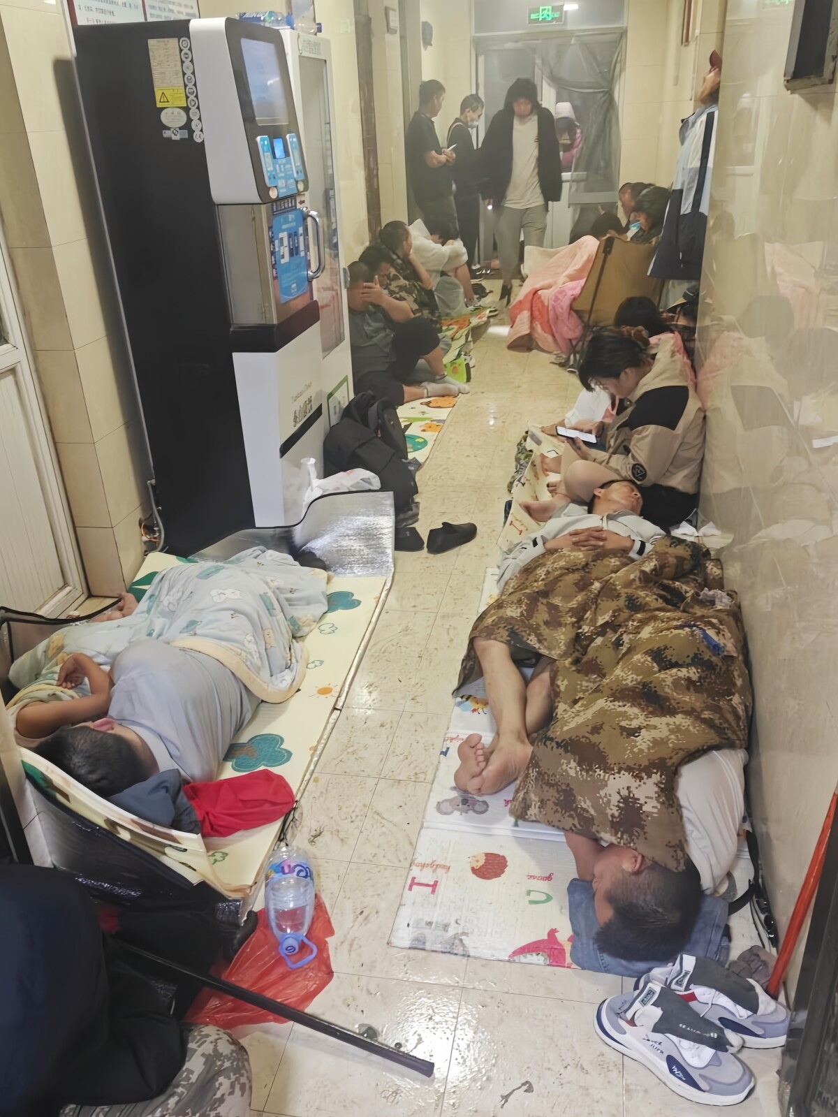 【チャイナ】 泰山山頂の公衆トイレが寒さをしのぐ人であふれかえる