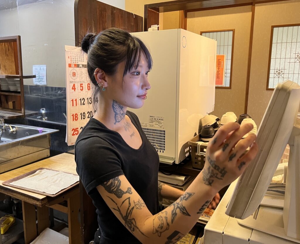 「タトゥーで料理不潔」「海なし県なのに海鮮やるな」…25歳女将が語る誹謗中傷への本音「じゃあ日本でフランス料理食べられませんね」