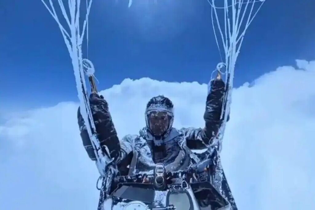 パラグライダー、雲に吸い上げられ標高8000メートル超へ　中国人男性が奇跡の生還　人類新記録