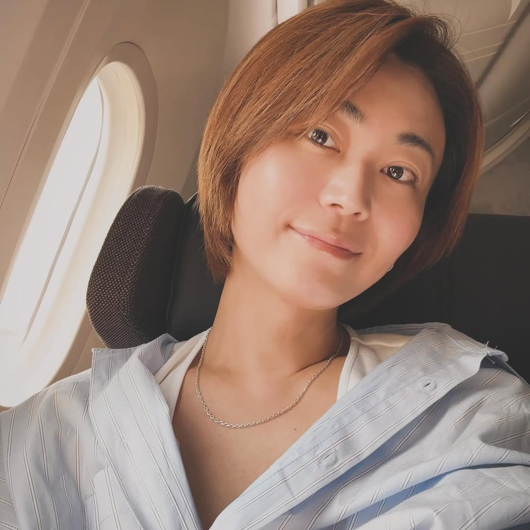 氷川きよしさん、美脚ショーパン画像をインスタに投稿　胸をはだけた写真も
