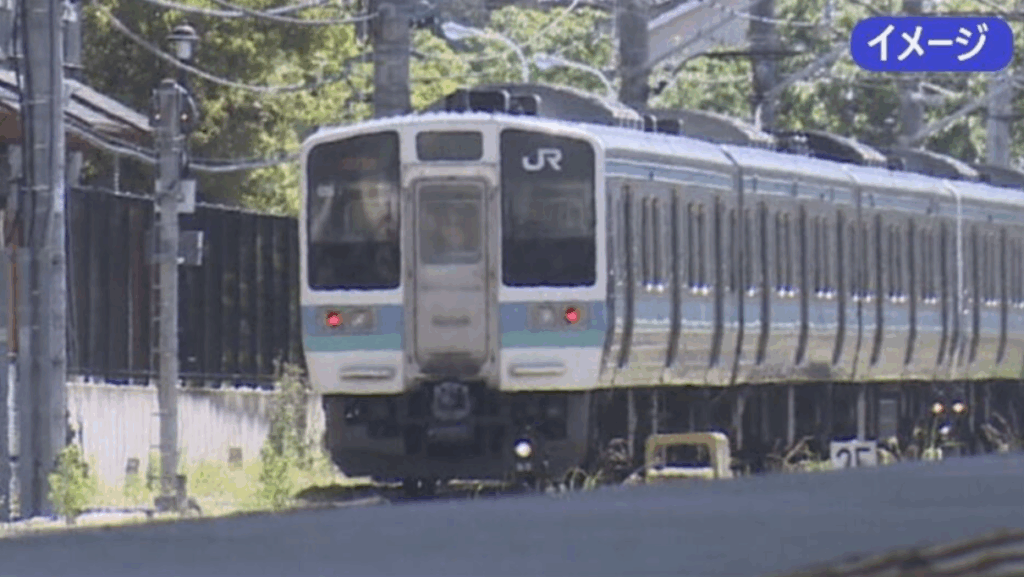 車掌を乗せていないまま列車発車　ホームで客が転倒→車掌がとっさの判断で下車→運転士に連絡せず