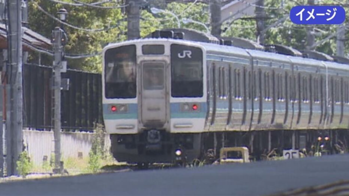 車掌を乗せていないまま列車発車　ホームで客が転倒→車掌がとっさの判断で下車→運転士に連絡せず