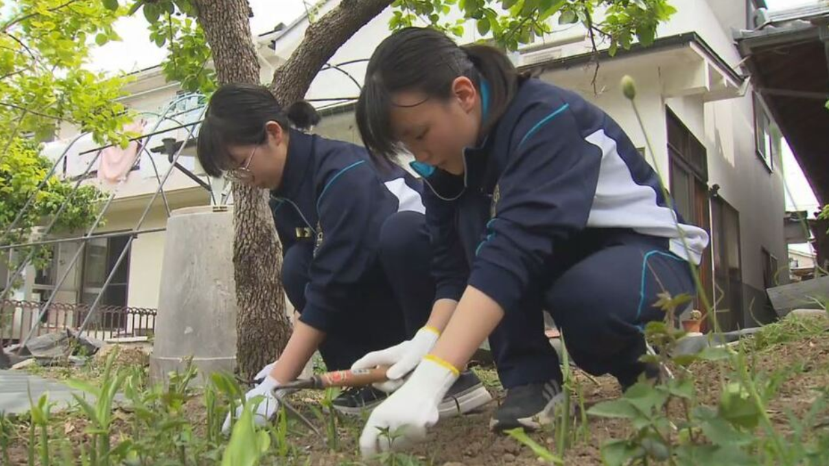 「レンタル高校生」が困りごとや要望に応えます　91歳男性の家で庭の草取り