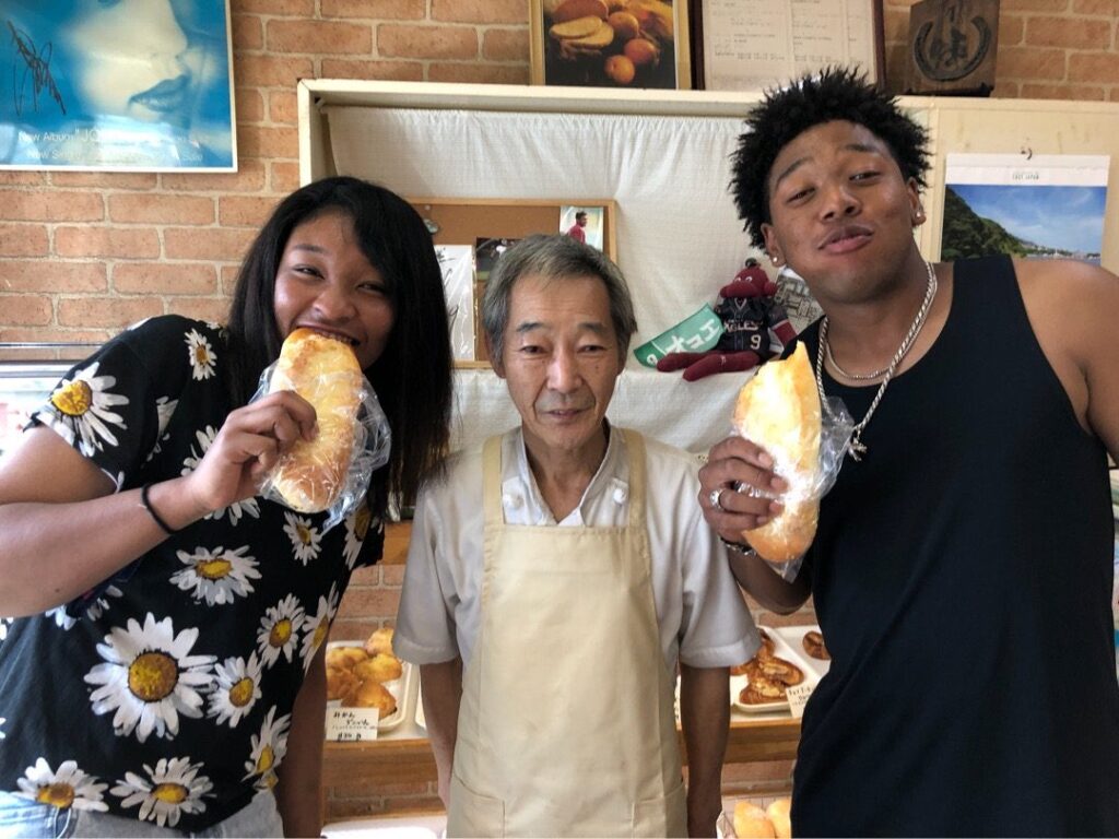 【画像】黒人さん👤👤、パン屋で店内飲食して店主と記念撮影ｗｗ