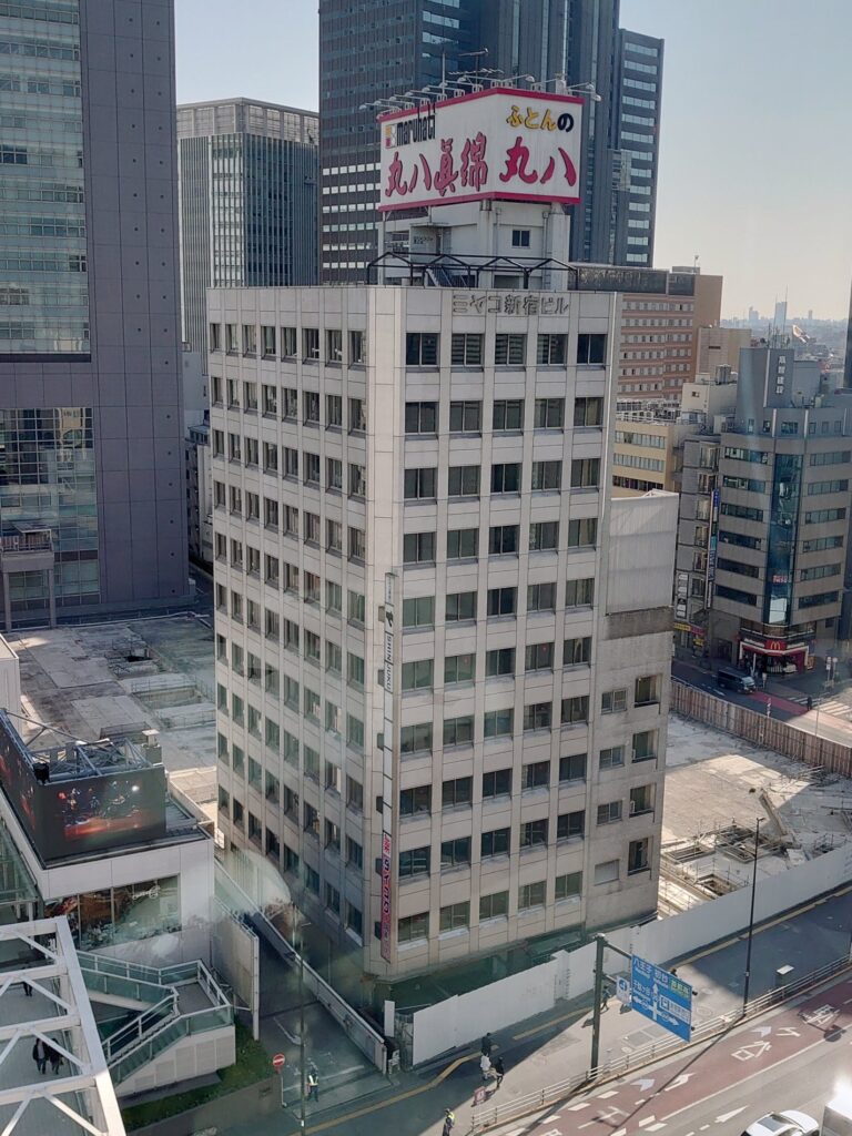 【画像】新宿駅前のど真ん中が1年以上空き地www