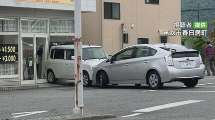 「アクセルとブレーキを踏み間違えた」停車中の車に別の車が衝突→押し出される→理容店に突っ込む
