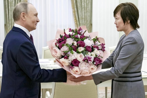 【国際】プーチン大統領、ボリショイ劇場に向かう昭恵さんに大統領専用リムジンを貸し出し歓迎アピール