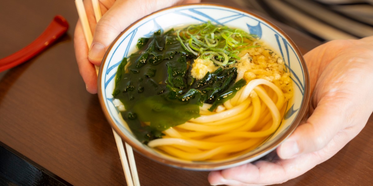 【朗報】丸亀製麺、無料の薬味とトッピングに「わかめ」「しび辛ラー油」の2種が登場！太っ腹な展開に喜びの声続々