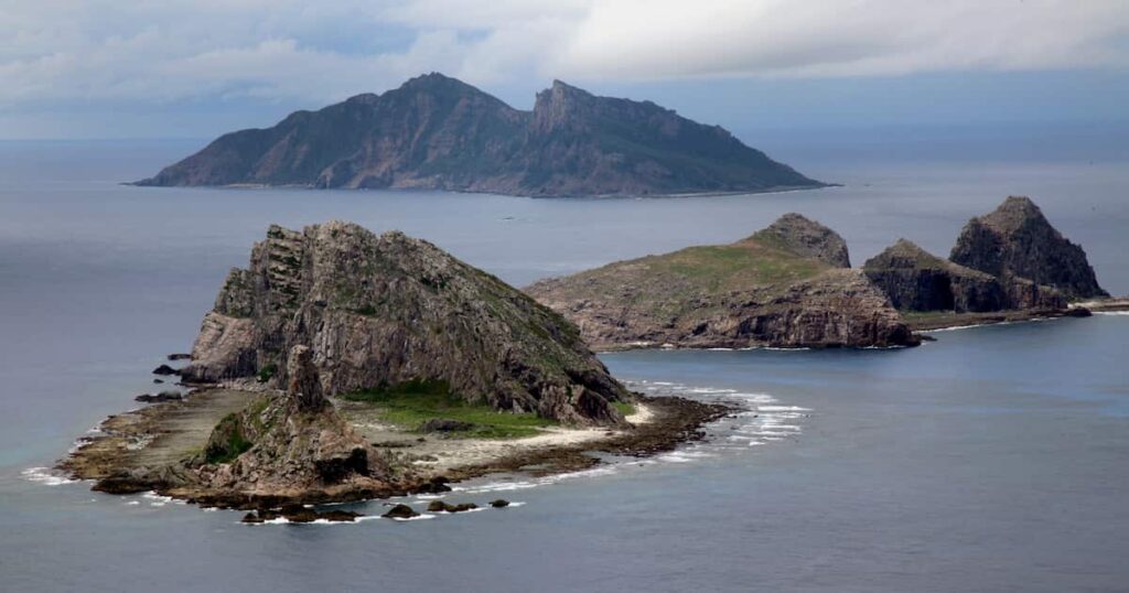 【速報】沖縄・尖閣諸島周辺の日本領空に中国海警局船からヘリ離陸、一時領空侵入