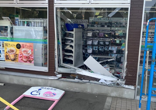 コンビニに高齢男性が運転する車が突っ込む  東北