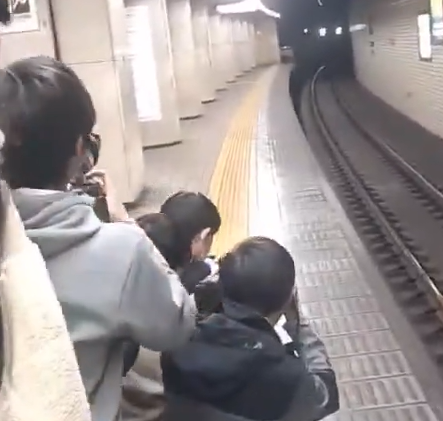 【動画】撮り鉄さん、電車が来ただけでキレてしまう