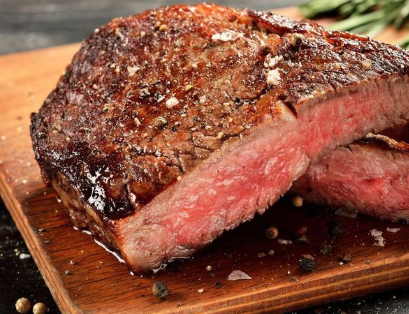 日本人の｢一番好きな肉｣が大激変…1人あたり消費量年10kgの牛肉の2.5倍も”爆食”するウラにある納得の事情