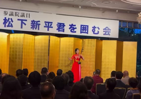 【衝撃映像】自民党「松下新平君を囲む会」で中国人による中国伝統楽器「二胡」の演奏が披露される