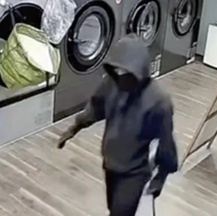 【福島・いわき市】全身黒ずくめの３人組、コインランドリーで機械壊し１０万円盗む…わずか３分の犯行が防犯カメラに