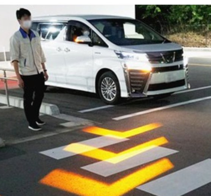 【トヨタ／画期的機能を搭載】路面描画ランプを初めて実用化（ウインカー）の動きに合わせて光の矢印を路面に照射する機能）