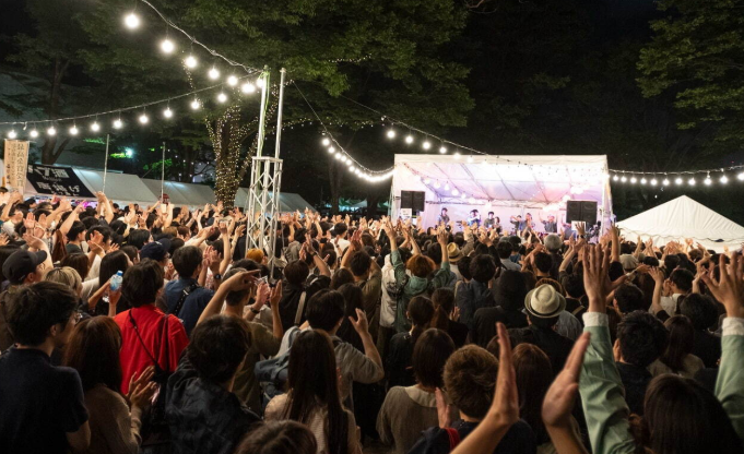 移民の増加により代々木公園で多国籍なグルメや雑貨などアジアの夜市が発生