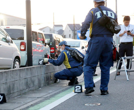 車カスの日本語拙い2人組逃走。川口ナンバーのレンジローバーで小学生10人轢く。こいつらのどこが難民