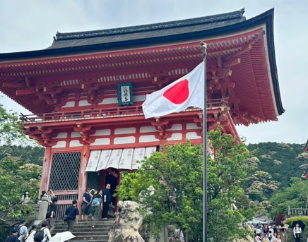 【日本で、日本国旗を掲揚する事の何が悪い！！】訪日中国人「清水寺の入り口に日本国旗が立っている（怒）」とSNSに投稿