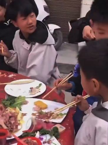 中国人の子供たち、料理の取り皿への取り分け方がとても野性的で素敵だと話題に