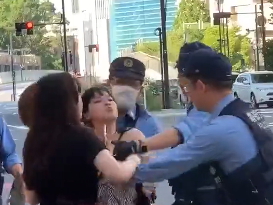 日本の警官に暴行する中国人観光客の女