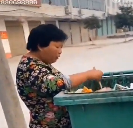中国人さん、ゴミ箱の残飯を漁ったりそのまま食べたりする