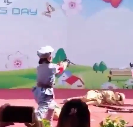 中国の幼稚園にて旧日本軍を殲◯するお遊戯会が行われる