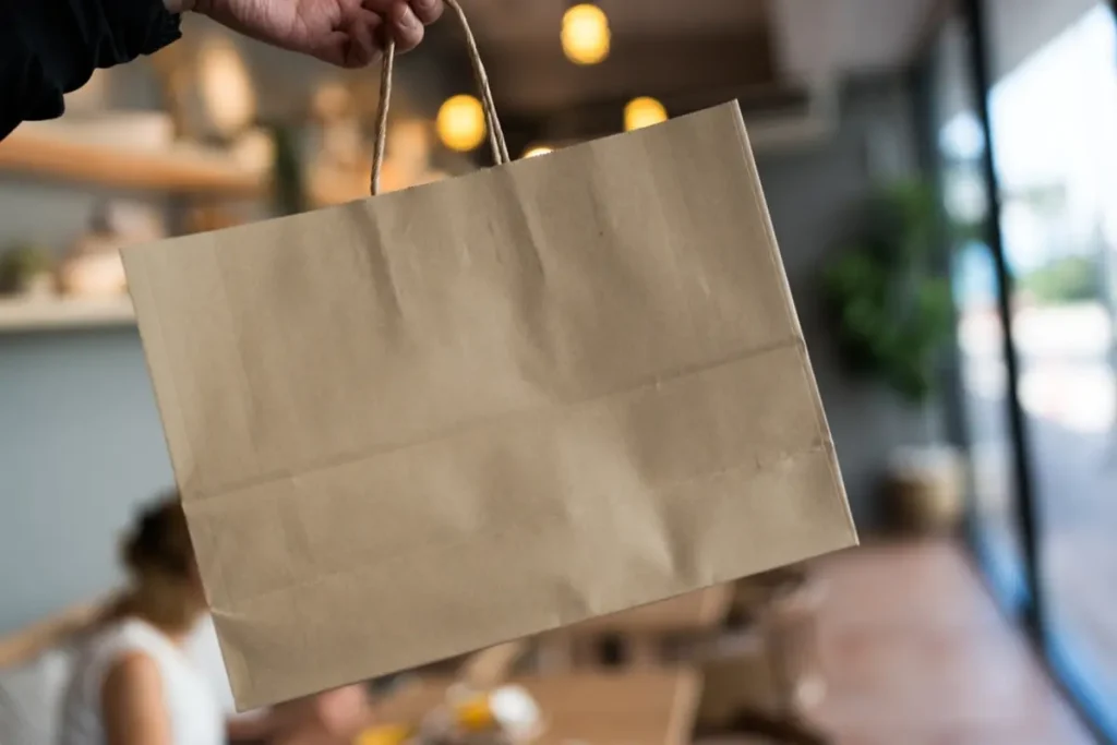 デパ地下でスイーツを買ったら、紙袋代「20円」を請求された！ 有料化は「ビニール袋」だけなのに、どうして紙袋まで有料に？