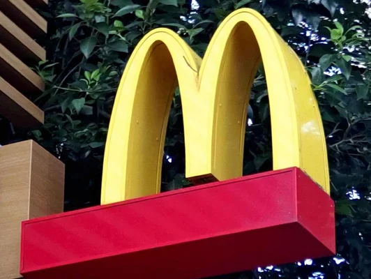 マクドナルド公式「あの二人が帰ってきます。」←誰