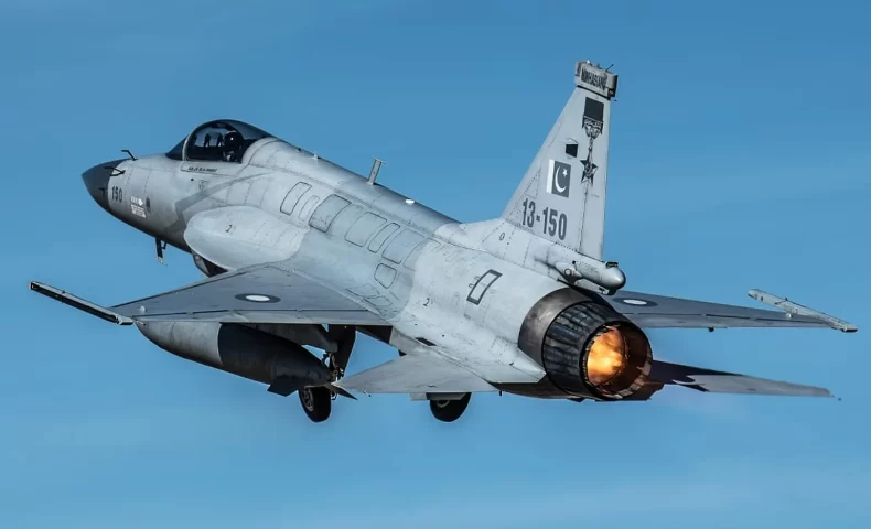 印パ国境航空戦。100機以上の戦闘機が衝突しパキスタンの中国製殲10C初戦果。ラファールなど5機撃墜