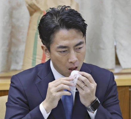 古古古米は「ちょっと硬いかな」…小泉農相、何年産か分からない状態で備蓄米を試食