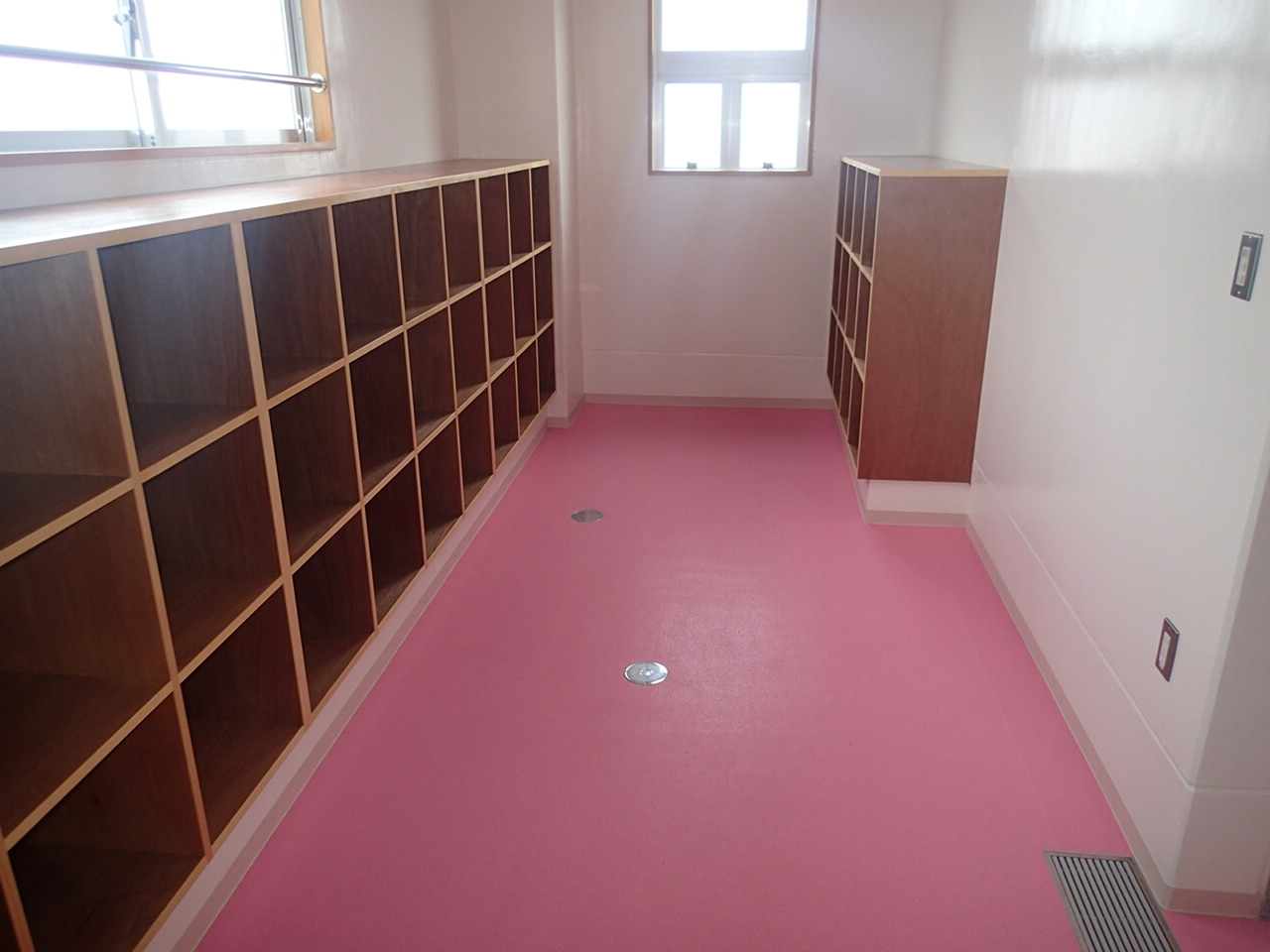 【京都】小学校更衣室で盗撮、女子生徒の口に指入れ「驚かすつもり」…教諭2人を停職・免職