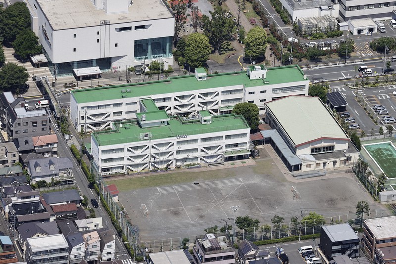 教員の叫び声、教室に机でバリケード…男性2人侵入の小学校で何が