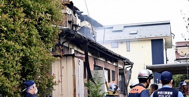 数百発の銃弾を所有する民家で火災、１発が破裂して道路に飛び出す…横浜の木造住宅全焼
