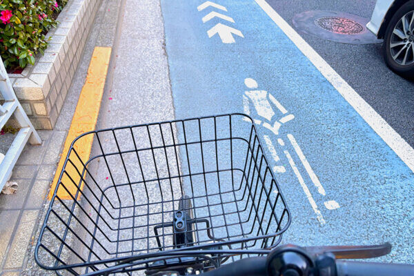 自転車「幅寄せやめろ」クルマ「後ろ確認しろ」どっちが悪いのか 実は双方が相手を理解していない？