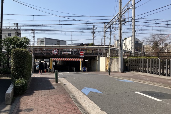 【東京】都議選の候補者本人も乗った選挙カーが立ち往生　電車の高架にぶつかる「高さ制限に気づかなかった」大田区