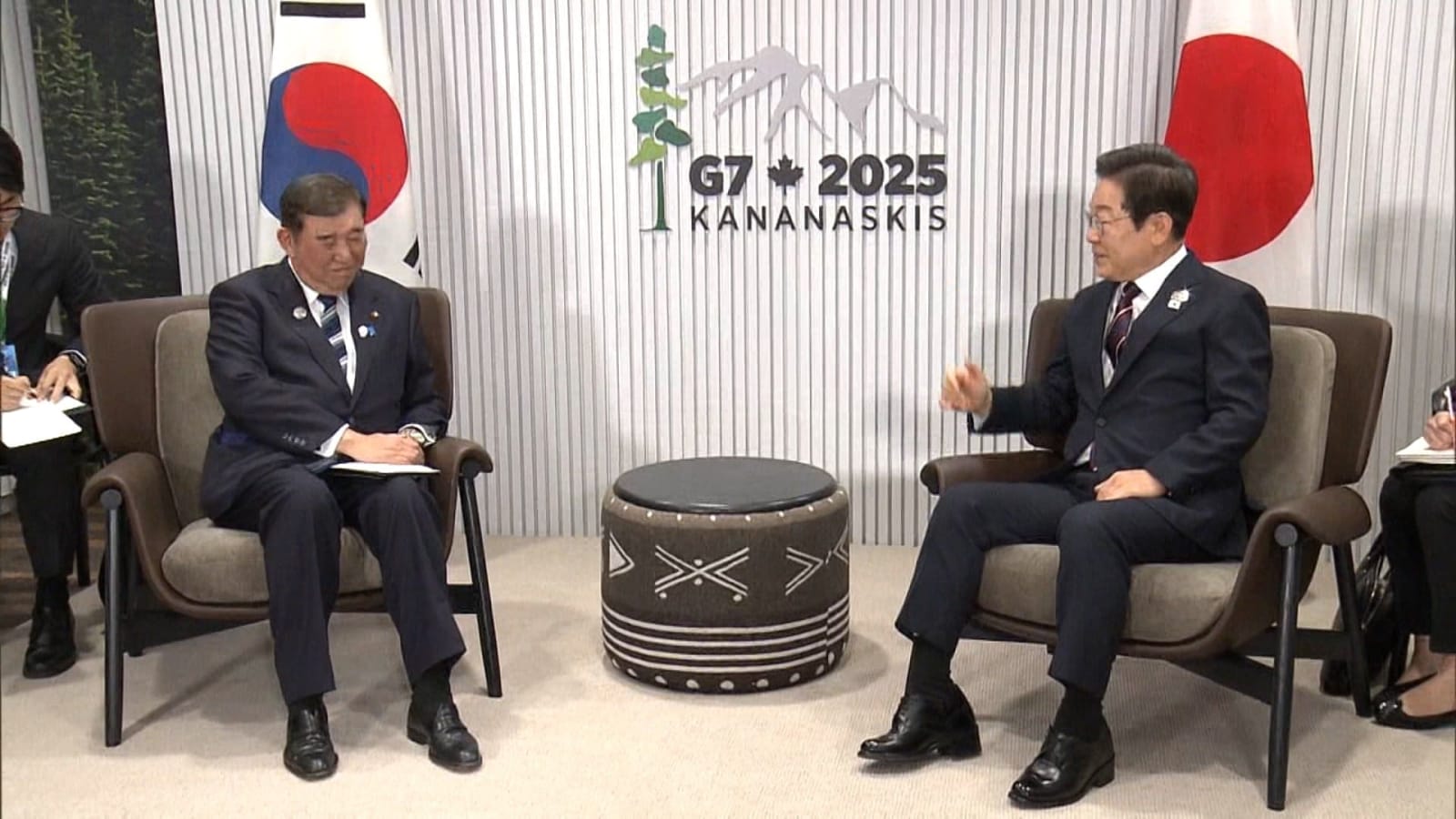 とある国の大統領　ものすごい厚底を履いてあらわれてしまうww