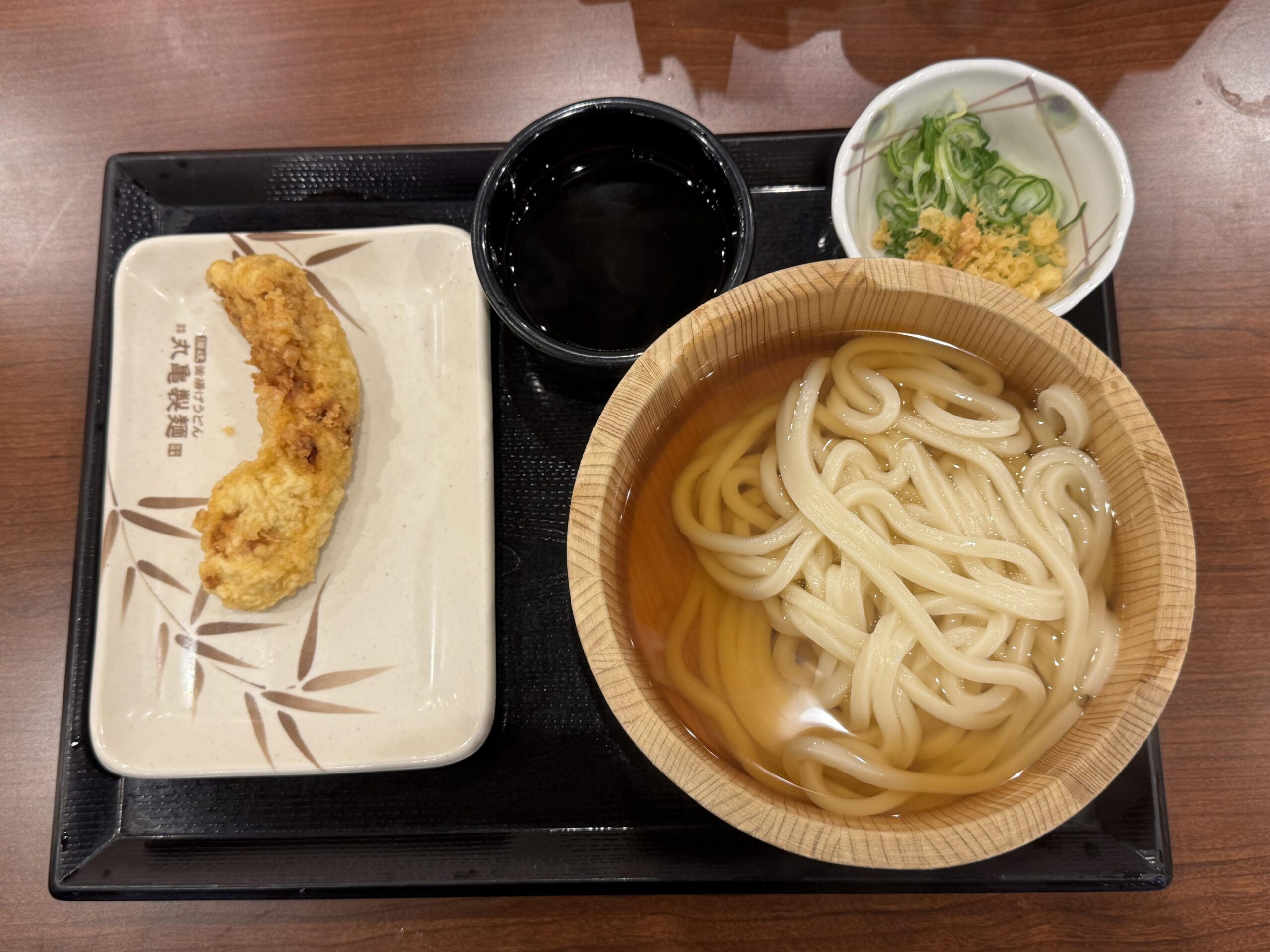 【乞食速報】今日は丸亀製麺で釜揚げうどん半額の日 裏技でかけも実質半額になるぞ