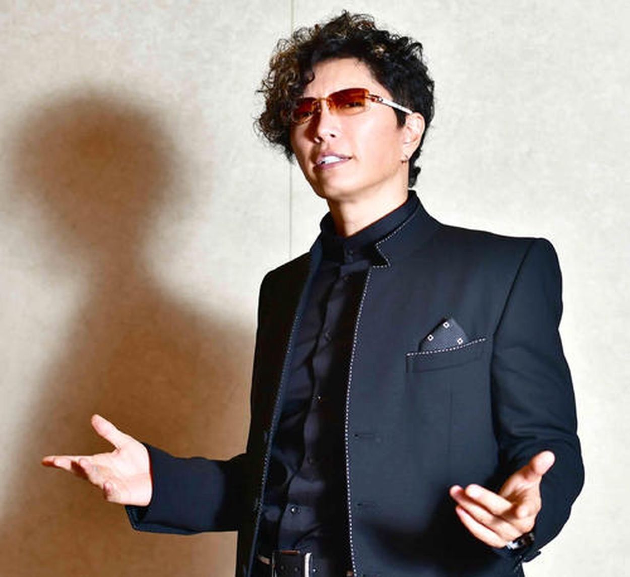 GACKT、「尊敬していた先輩から『残念な人』と」歌手からの批判受け「田中先輩、文句を言うだけ、ボヤくだけでは国は変わりません」